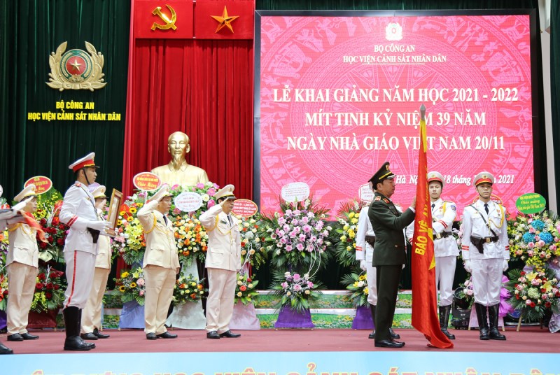 Thứ trưởng Trần Quốc Tỏ trao Huân chương Bảo vệ Tổ quốc hạng Ba cho Học viện CSND