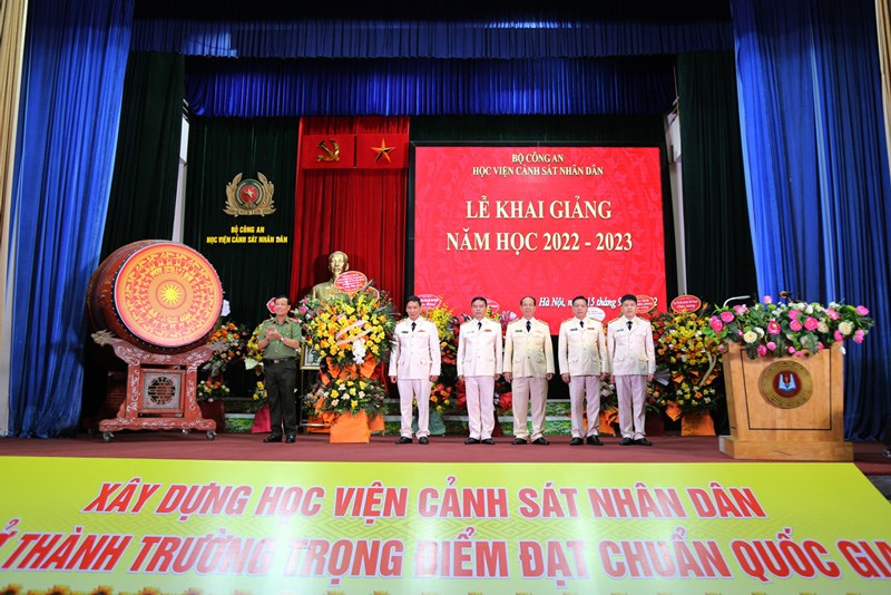 Thiếu tướng, TS Lê Tấn Tới tặng hoa chúc mừng Ban Giám đốc Học viện