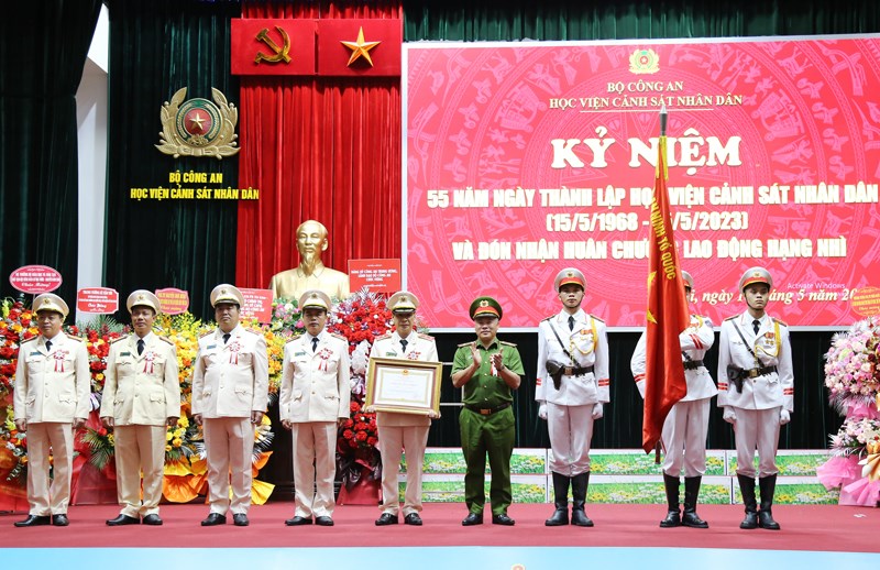 Thiếu tướng Nguyễn Văn Long, Thứ trưởng Bộ Công an trao Huân chương Lao động hạng Nhì cho Học viện CSND